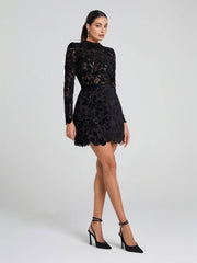 Inrosy robe courte trapèze en dentelle broderie anglaise col rond manches longues femme élégant de soirée de cocktail