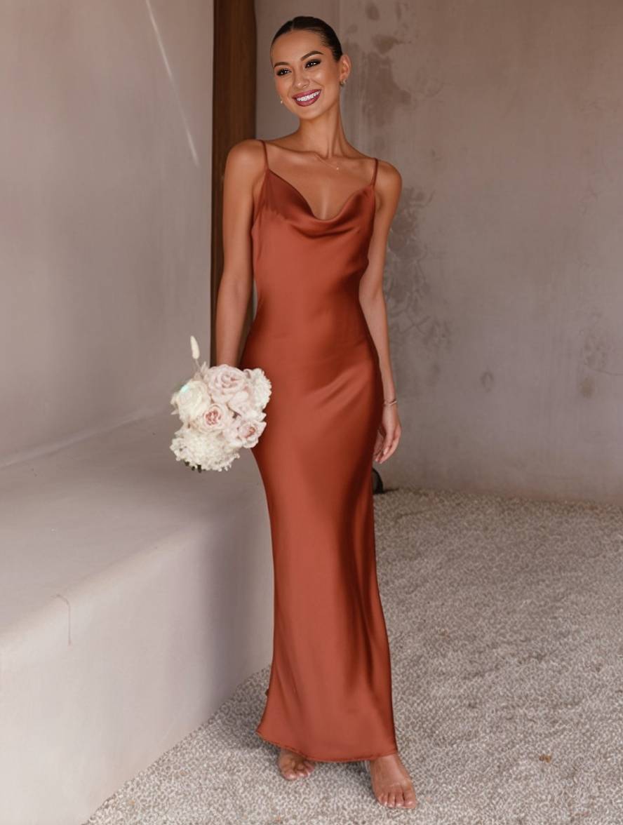 Inrosy robe demoiselle d'honneur satin moulante dos nu à fines brides élégant femme de soirée invité mariage